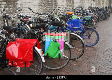 Les vélos garés le long de ville Middelburg Zeeland Pays-Bas Banque D'Images