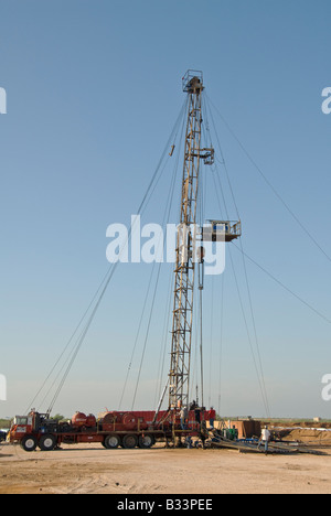 Bassin Permien Texas oil drilling rig moderne au sud de Midland Banque D'Images