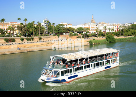 Bateau d'excursion sur le Canal de Alfonso XIII à Séville en Andalousie, dans le sud de l'Espagne Banque D'Images