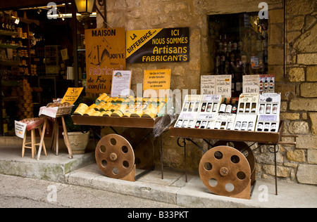 Foie Gras et vins locaux vendus à une boutique d'Artisans à Domme, La France, l'Union européenne. Banque D'Images