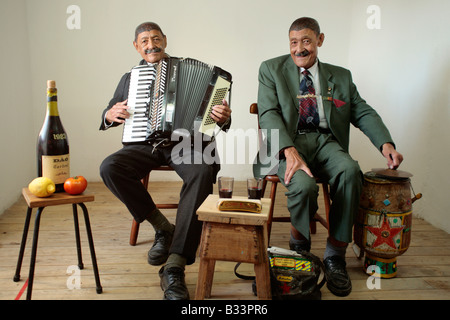 Les 73 ans des jumeaux Joao et Fernando Nathis aimerais busk, Lagos, Algarve, Portugal Banque D'Images