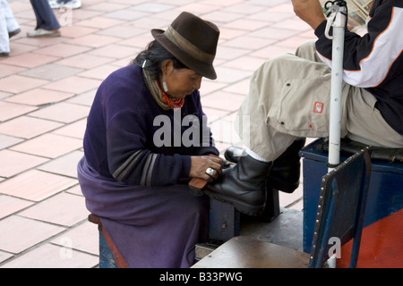 Femme chaussures cirées travaillant dans street. Le port de feutre. Scène de rue à Quito, Equateur, Amérique du Sud.71685 Équateur Banque D'Images