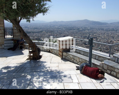 Jeune homme dormir, Lykavittos hill Athènes Grèce Banque D'Images