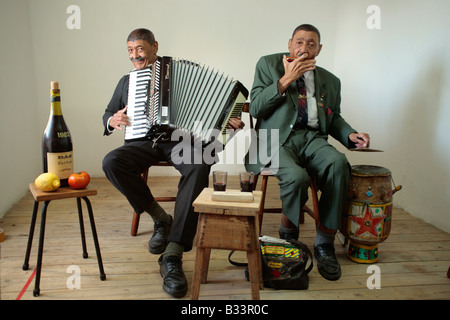 Les 73 ans des jumeaux Joao et Fernando Nathis aimerais busk, Lagos, Algarve, Portugal Banque D'Images