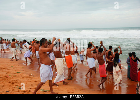 Bali ou Vavubali Vavu Tharpanam est un rituel important observé par les Hindous au Kerala dans le mois de juillet à août) Karkidakam Banque D'Images