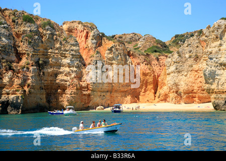 Voyage en bateau vers les falaises, Ponta de Piedade, Lagos, Algarve, Portugal Banque D'Images