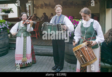 Musiciens Folk à Zemaiciai Restaurant au centre de Vilnius Lituanie Banque D'Images