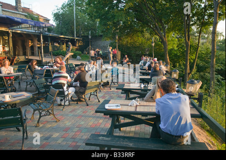 Les gens au Restaurant Tores baigné de soleil du soir Vilnius Lituanie Banque D'Images