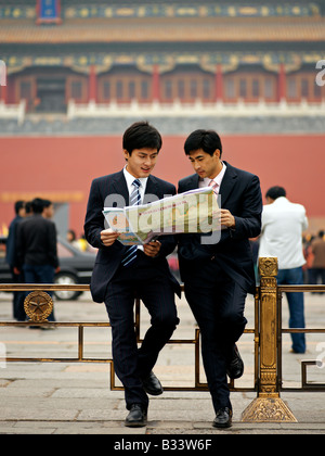 Les hommes chinois en regardant une carte pour aider à réorienter ou déplacer eux-mêmes. Banque D'Images