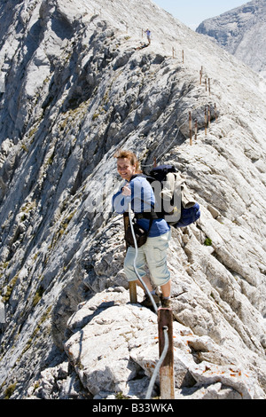 Femme sur le Koncheto Ridge près de Bansko en Patrimoine Mondial de l'UNESCO Parc national de Pirin Bulgarie Banque D'Images