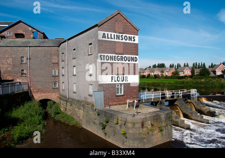 Le moulin à farine vu de il nouvelle passerelle adjacente à l'Aire entre Weir et la rue Mill Lane sur la rivière Aire à Castl Banque D'Images