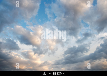 Ciel bleu avec des nuages Banque D'Images