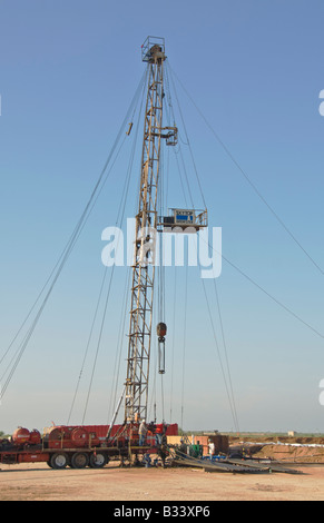 Bassin Permien Texas oil drilling rig moderne au sud de Midland Banque D'Images