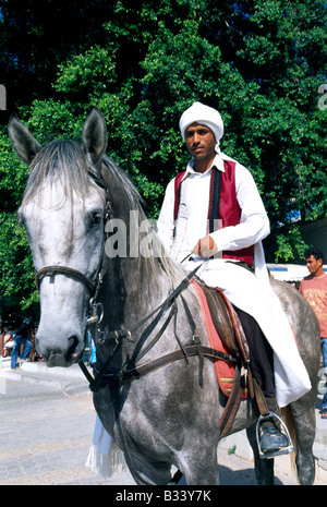 Cavalier vêtu d'un costume traditionnel de l'île de Djerba Midoun Tunisie Banque D'Images