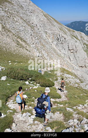 Les randonneurs à pied de col Vihrens vers Banderitsa au Patrimoine Mondial de l'UNESCO Parc national de Pirin Bulgarie Banque D'Images