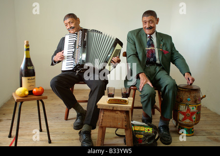 Les 73 ans des jumeaux Joao et Fernando Nathis aimerais busk, Lagos, Algarve, Portugal Banque D'Images