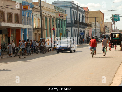 Scène de rue animée dans la province de Matanzas Cardenas Cuba montrant cheval typique et des chariots de vieilles voitures et bicyclettes avec des Cubains Banque D'Images