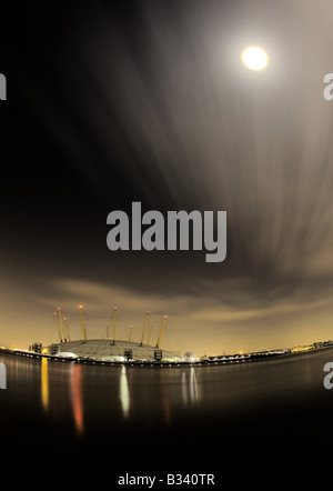 Vue de nuit du Millennium Dome O2 arena sur la Tamise à Londres, Royaume-Uni Banque D'Images