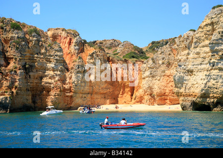 Voyage en bateau vers les falaises, Ponta de Piedade, Lagos, Algarve, Portugal Banque D'Images