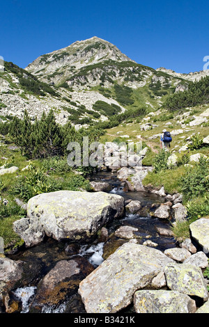 Balades le long de la rivière Banderitsa randonneur en site du patrimoine mondial Parc national de Pirin Bulgarie Banque D'Images
