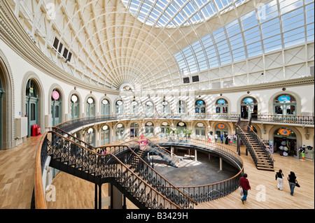 Intérieur de la halle au blé construite par l'architecte local Cuthbert Brodrick en 1863, Leeds, West Yorkshire, Angleterre Banque D'Images