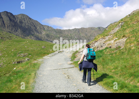 Une seule femelle marcher les mineurs La voie vers le sommet du Mont Snowdon dans le Nord du Pays de Galles Banque D'Images