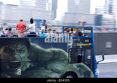 Les touristes sur la ville NY tour bus stand pour prendre une photo de l'Ground Zero site dans Lower Manhattan, New York. Banque D'Images