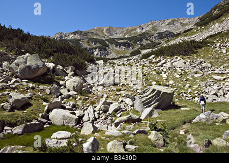 Randonneur marchant vers Banderitsa pass en Patrimoine Mondial de l'UNESCO Parc national de Pirin Bulgarie Banque D'Images