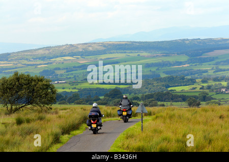 Deux motos sur une seule piste country lane titre en les Yorkshire Dales. Banque D'Images