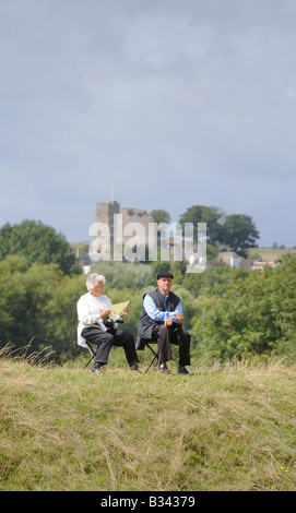 Un couple de retraités assis sur la rive du fleuve avec Château de Lewes en toile de fond. Photo par Jim Holden Banque D'Images
