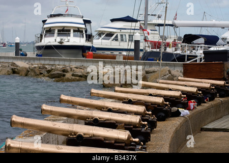 Canon miniature au Royal Yacht Squadron de Cowes sur l'île de Wight, Royaume-Uni Banque D'Images