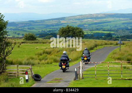 Deux motos sur une seule piste country lane titre en les Yorkshire Dales. Banque D'Images