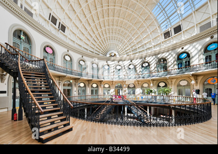 Intérieur de la halle au blé construite par l'architecte local Cuthbert Brodrick en 1863, Leeds, West Yorkshire, Angleterre Banque D'Images