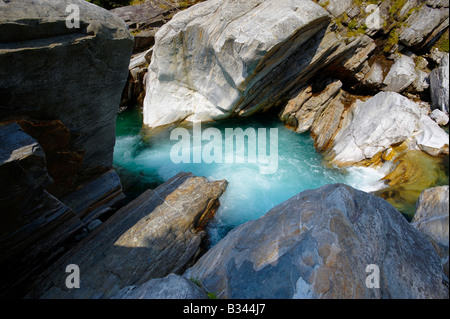Pierres et de rivière et cascade dans le val verzasca , TESSIN , Banque D'Images
