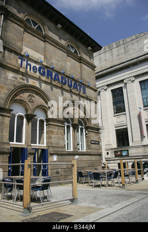 Ville de Sheffield, Angleterre. Le diplômé Pub avec la tombe de Sheffield's Library and Art Gallery, Surrey Street dans l'arrière-plan. Banque D'Images