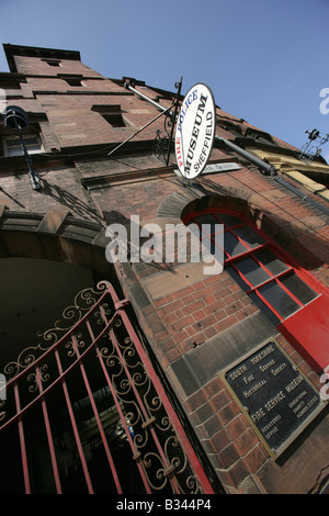 Ville de Sheffield, Angleterre. Vue en angle de l'entrée de Sheffield's Fire et musée de la Police à armature Street. Banque D'Images