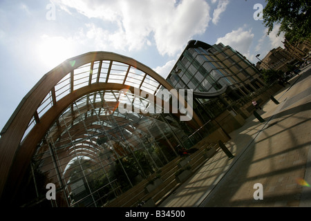 Ville de Sheffield, Angleterre. Vue d'angle silhouette de Sheffield et jardin d'hiver de l'entrée des galeries du millénaire. Banque D'Images