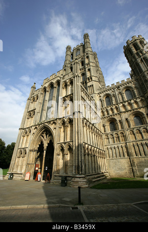 Ville d'Ely, en Angleterre. Vue oblique basse de la façade ouest et l'entrée principale de la cathédrale d'Ely. Banque D'Images