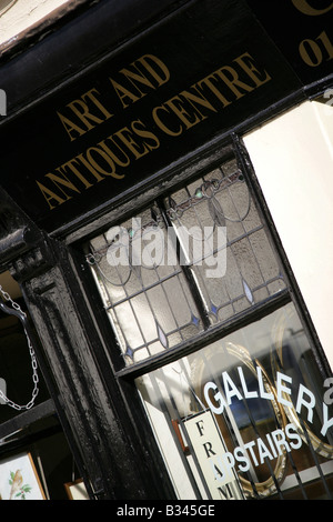 Ville d'Ely, en Angleterre. L'angle vue rapprochée de l'Art et Antiquités boutique centre sur le coin d'Ely's St Mary's Street. Banque D'Images