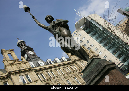 Ville de Leeds, en Angleterre. L'un des huit statues sculptées Alfred Drury de la dame de lampe à Leeds City Square. Banque D'Images