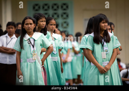 Les élèves s'alignent pour la première journée d'école à Mansalay Catholic High School à Mansalay, Oriental Mindoro, Philippines. Banque D'Images