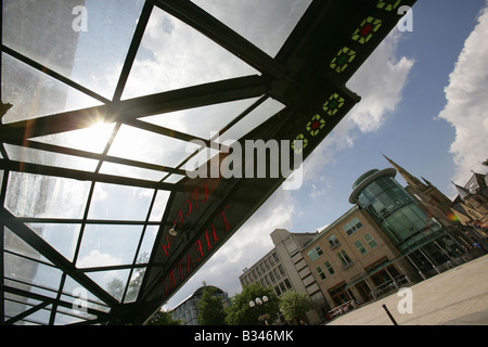 Ville de Sheffield, Angleterre. Compte tenu de l'angle silhouette Lyceum Theatre et de l'auvent sur l'entrée principale à la place de Tudor. Banque D'Images