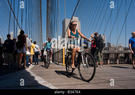 Les cyclistes avec des vélos à la Free Bike ride programme part à la première tour du pont de Brooklyn, au pied de la Summer Street Banque D'Images