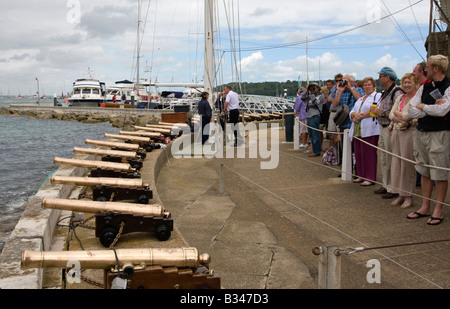 Spectateurs regardant le tir canon miniature début de yacht race au Royal Yacht Squadron de Cowes sur l'île de Wight, Royaume-Uni Banque D'Images