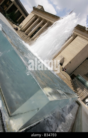 Ville de Sheffield, Angleterre. Vue en angle de la fontaine d'eau à Barker, avec l'Hôtel de ville de Sheffield dans l'arrière-plan. Banque D'Images