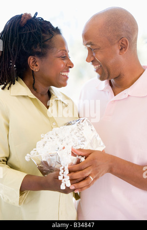 Mari et femme holding smiling Banque D'Images