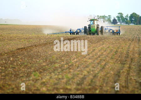 Tracteur John Deere à planter du maïs ou du soya dans un champ agricole américain Banque D'Images