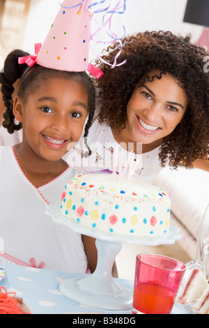 Mère et fille avec gâteau d'anniversaire, smiling Banque D'Images