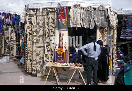 Des chandails de laine et tapis pour la vente au marché d'Otavalo, Bolivie Banque D'Images