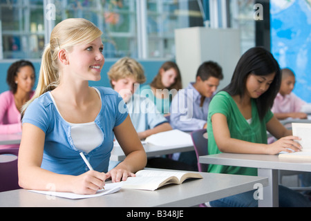 Les étudiants qui étudient en classe de géographie Banque D'Images